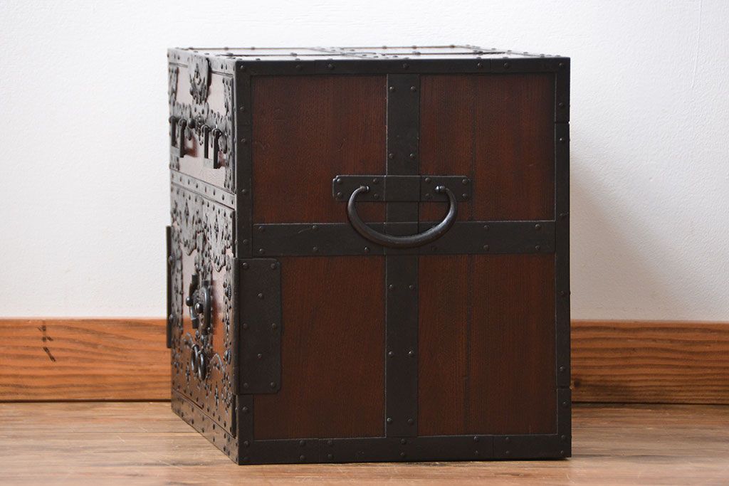工芸品 手打ち金具 総欅材の佐渡船箪笥(定価139万円)(帳箱、舟箪笥)