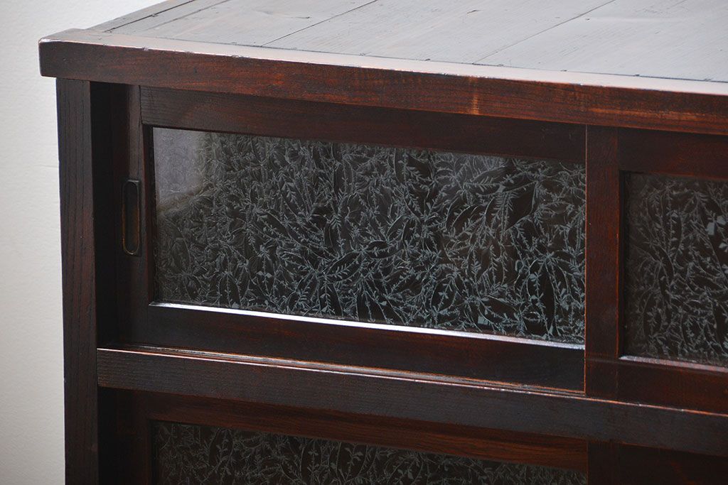 アンティーク家具　和製アンティーク　結霜ガラス入り!木製の小ぶりな引き戸収納棚(水屋箪笥)(1)
