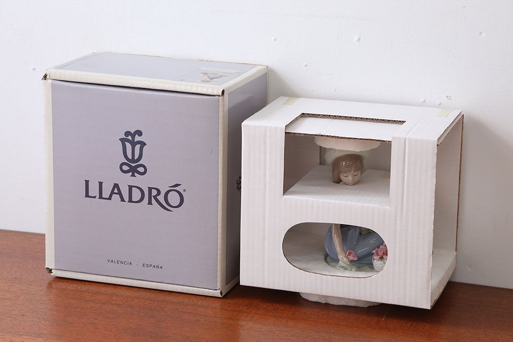 アンティーク雑貨　美品・リヤドロ(LLADRO)・花を摘む少女・箱付き