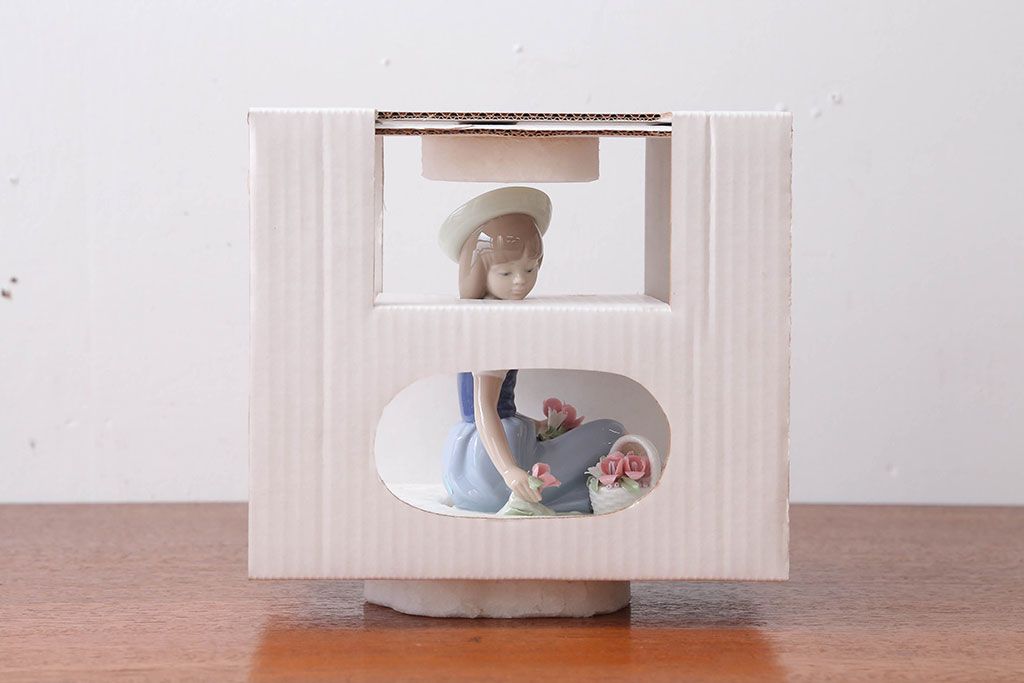 アンティーク雑貨　美品・リヤドロ(LLADRO)・花を摘む少女・箱付き