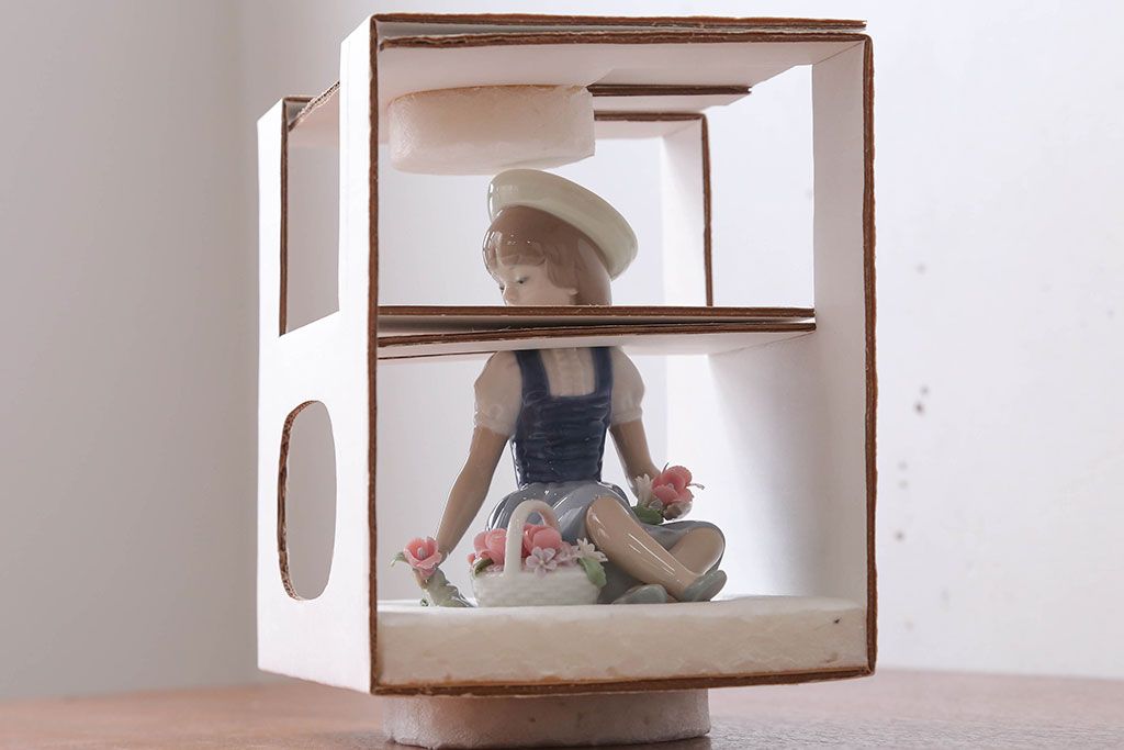 アンティーク雑貨　美品・リヤドロ(LLADRO)・花を摘む少女・箱付き