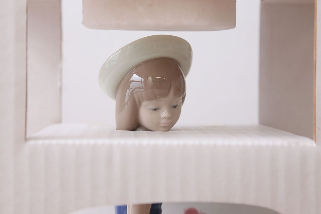 アンティーク雑貨　美品・リヤドロ(LLADRO)・花を摘む少女・箱付き