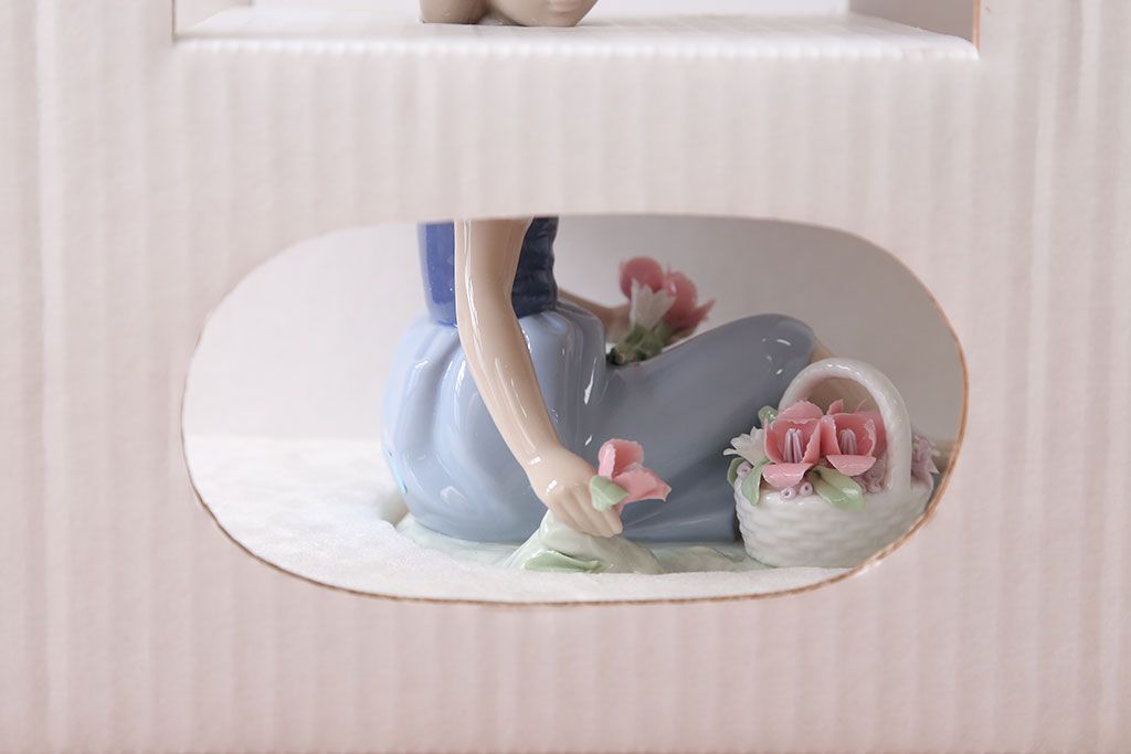アンティーク雑貨　美品・リヤドロ(LLADRO)・花を摘む少女・箱付き