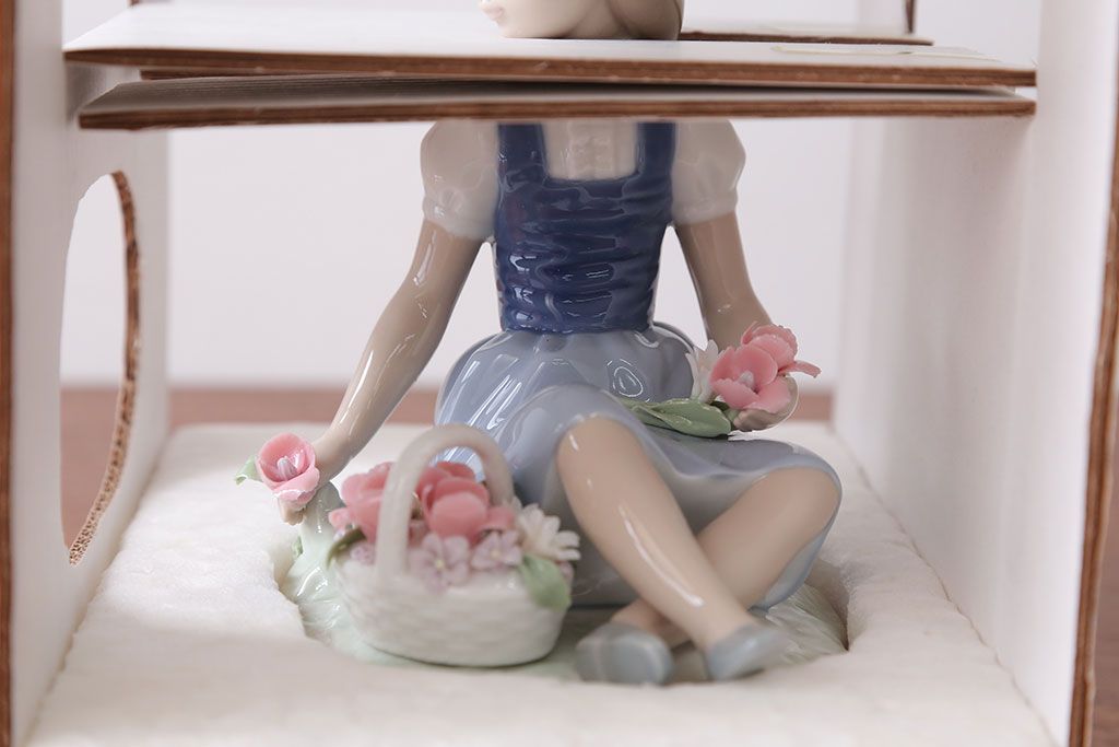 アンティーク雑貨　美品・リヤドロ(LLADRO)・花を摘む少女・箱付き