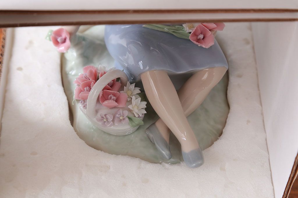アンティーク雑貨　美品・リヤドロ(LLADRO)・花を摘む少女・箱付き