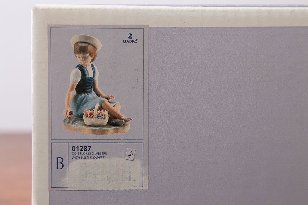 アンティーク雑貨　美品・リヤドロ(LLADRO)・花を摘む少女・箱付き