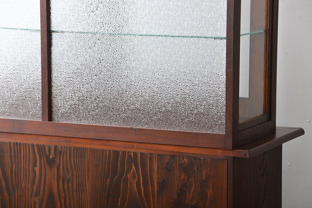 アンティーク家具　大正ロマン　背面ダイヤガラス!4面ガラスの収納棚付きアンティークガラスケース