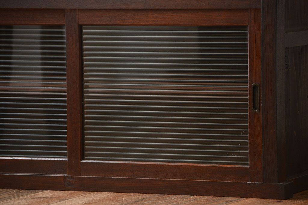 アンティーク家具　アンティーク　古い木製のモールガラス戸水屋箪笥サイドボード