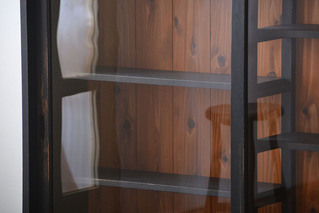 アンティーク家具　アンティークペイント　クリアガラス引き戸の薄型収納棚
