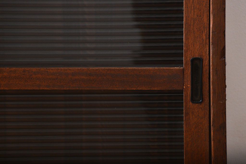 レトロ家具　昭和レトロ　モールガラス入り!4枚引き戸のアンティーク収納棚