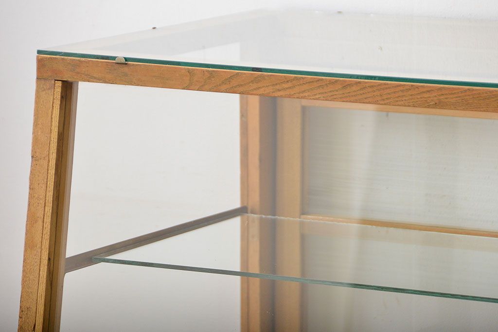 レトロ家具　昭和レトロ　古いナラ材の台形型アンティークガラスケース(ショーケース)