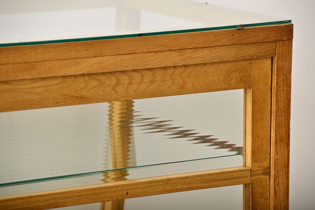 レトロ家具　昭和レトロ　古いナラ材の台形型アンティークガラスケース(ショーケース)