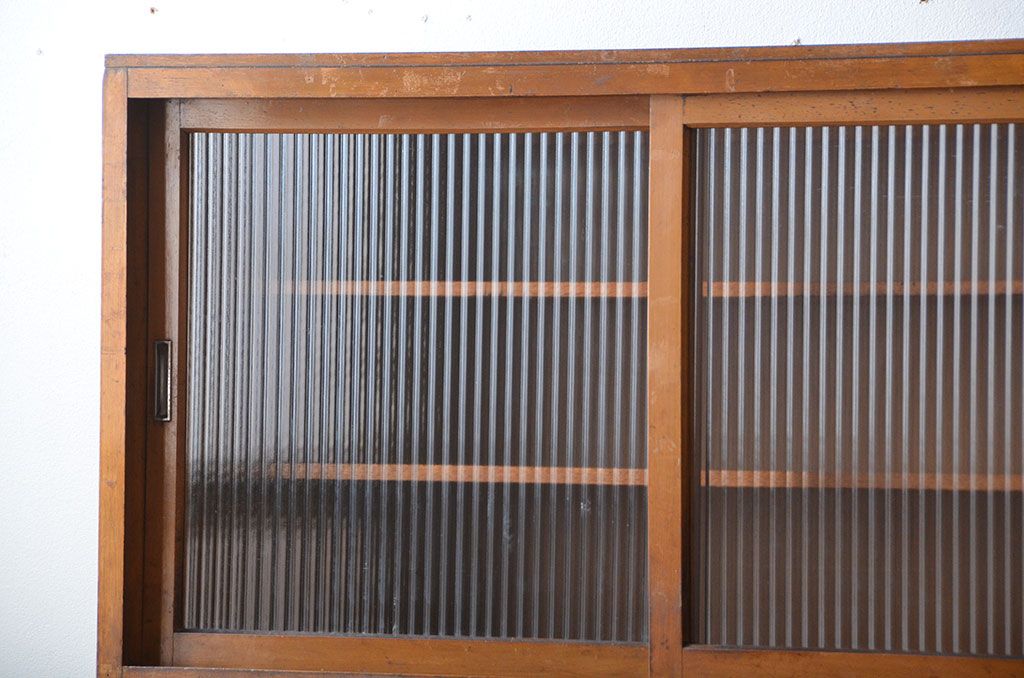 レトロ家具　昭和レトロ　モールガラス入り!古い木製のアンティーク食器棚(カップボード)
