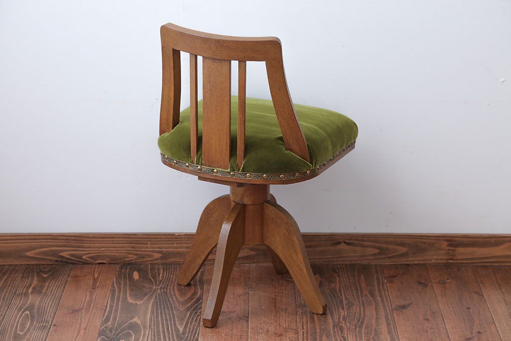 レトロ家具　和製アンティーク　古いナラ材のレトロで小ぶりな回転椅子