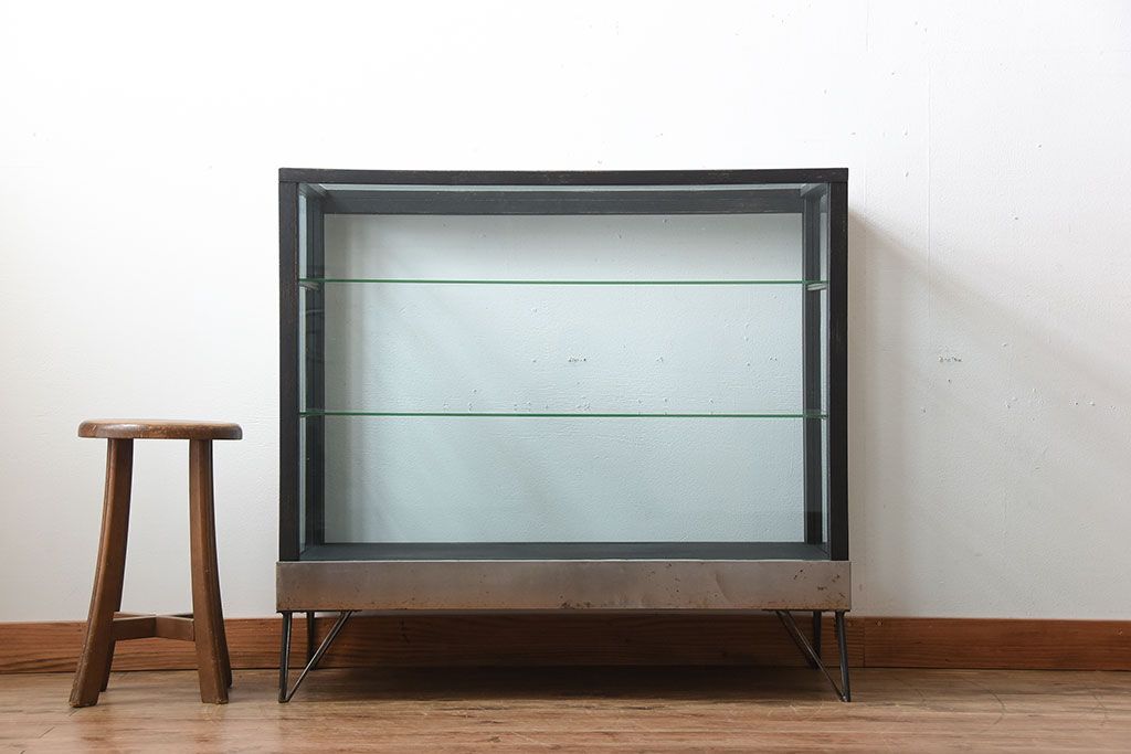 レトロ家具　昭和レトロ　鉄脚付き!ペイントオープンラックガラスケース