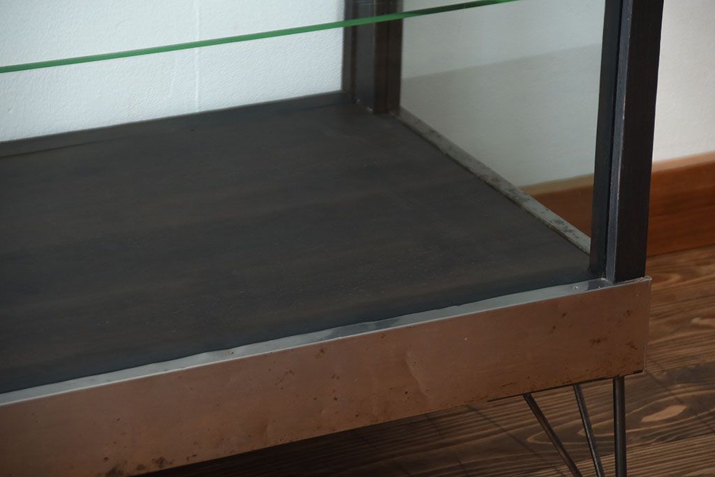レトロ家具　昭和レトロ　鉄脚付き!ペイントオープンラックガラスケース