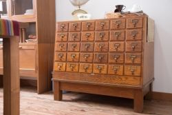 レトロ家具　昭和レトロ　ネームプレート付き!古い木製の脚付きドロワー(引き出し)