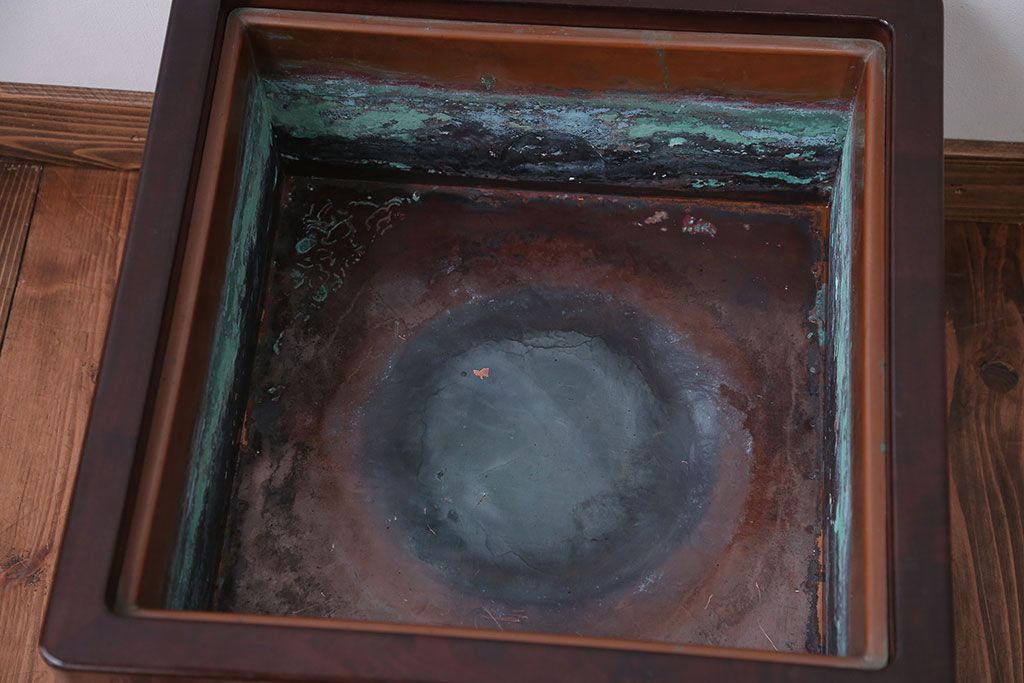 アンティーク雑貨　古民具・骨董　漆塗りが施された古い木のアンティーク角火鉢