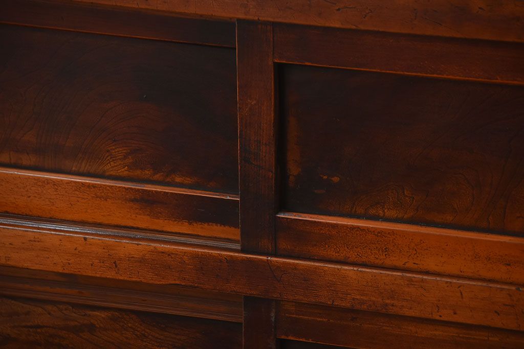 アンティーク家具　アンティーク　組子細工が美しい古い木製の脚付き引き戸収納棚
