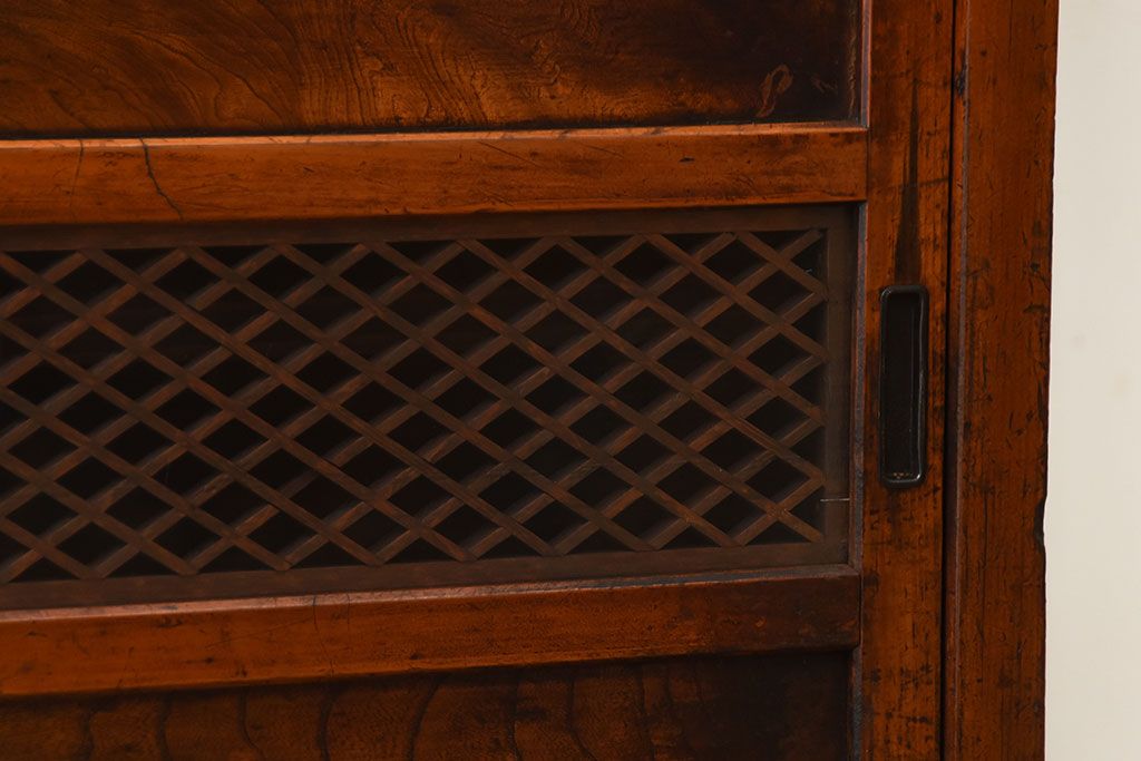 アンティーク家具　アンティーク　組子細工が美しい古い木製の脚付き引き戸収納棚