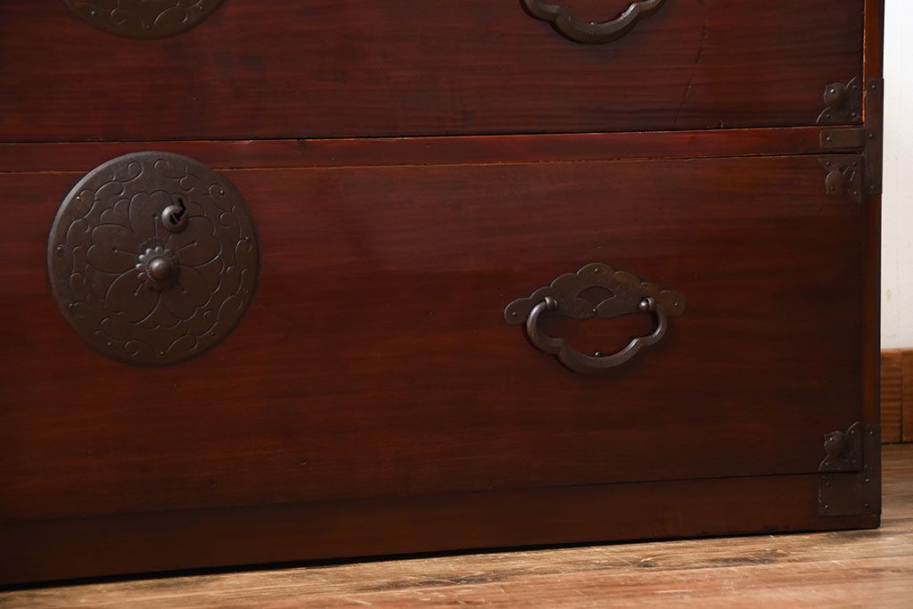 アンティーク家具　古民具・骨董　前面栗材!桜の金具がかわいいアンティーク米沢箪笥ローボード(2)
