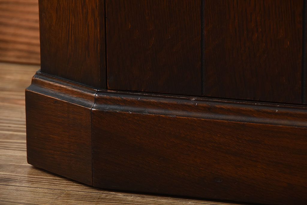 ヴィンテージ家具　イギリスビンテージ　オーク材の小ぶりなワードローブ