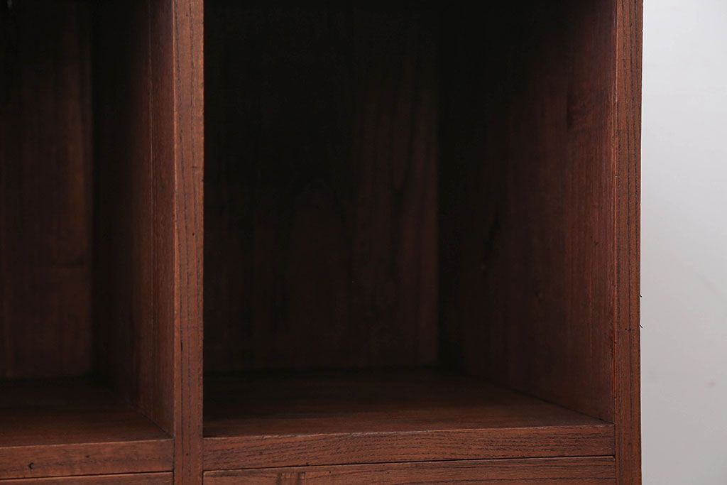 アンティーク家具　和製アンティーク　古い木製の飾り棚付き小引き出し
