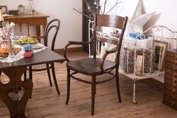 アンティーク家具　イギリスアンティーク　古い木製のおしゃれなベントウッドアームチェア