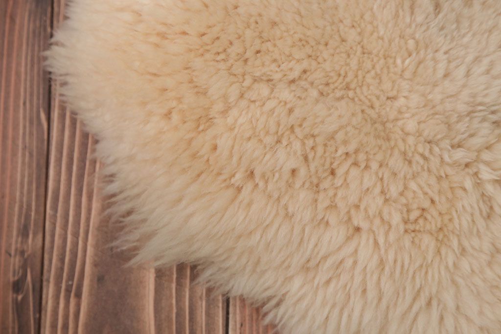 アンティーク雑貨　ビンテージ　高級感あふれるムートンのラグマット