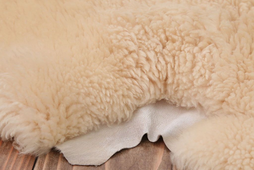 アンティーク雑貨　ビンテージ　高級感あふれるムートンのラグマット