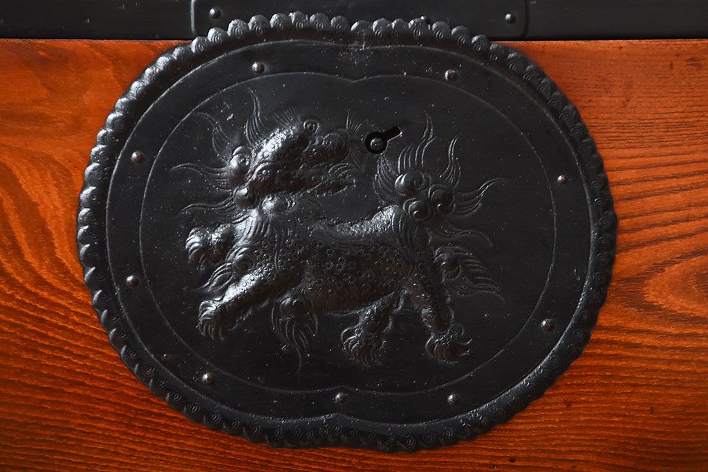 アンティーク家具　古民具・骨董　唐獅子の手打ち金具が美しい前面欅材の相馬箪笥