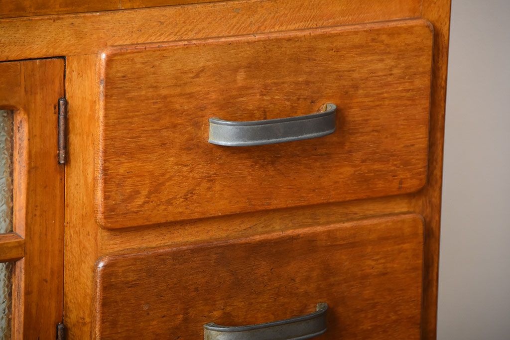 レトロ家具　昭和レトロ　古い木製のアンティークカップボード