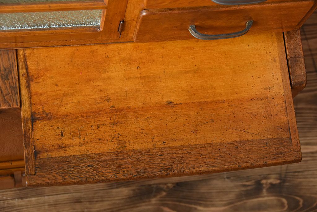レトロ家具　昭和レトロ　古い木製のアンティークカップボード