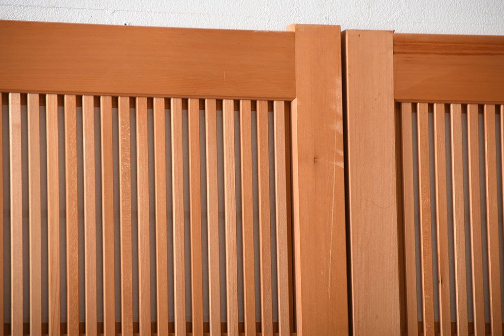 中古美品　木味を楽しめる美しさ　檜・杉材の高級格子戸