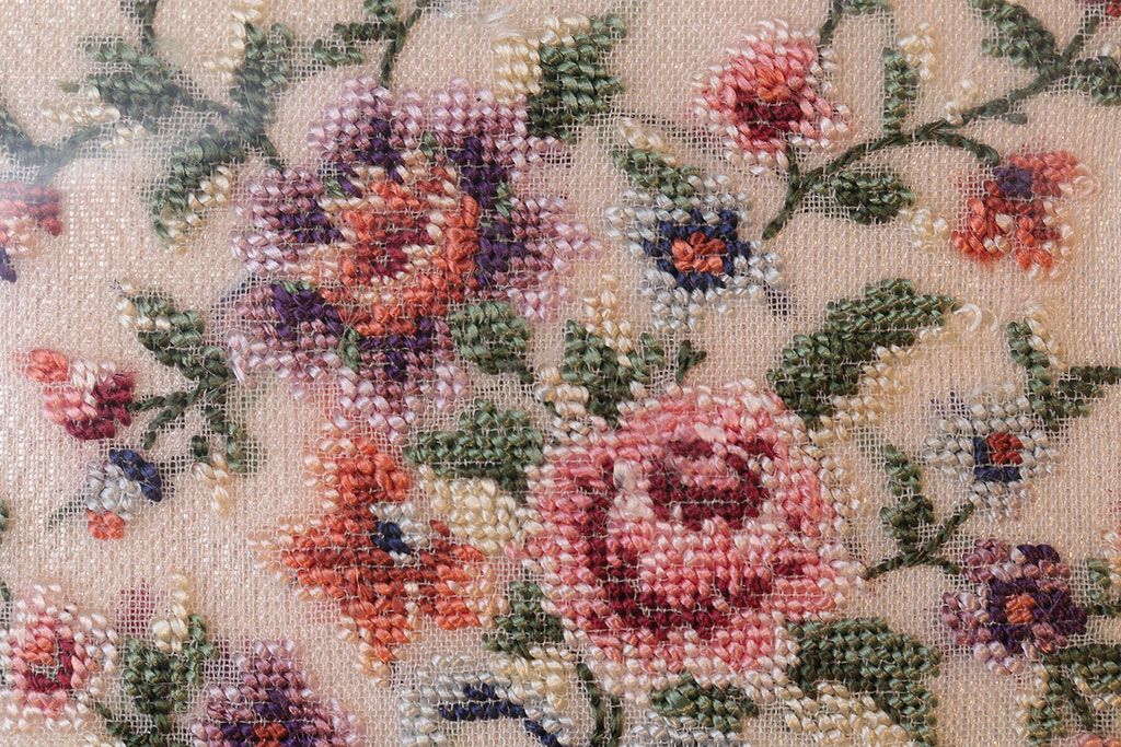 アンティーク雑貨　イギリスアンティーク　プチポワンのジュエリーケースとバラの刺繍のガラスケース2点セット