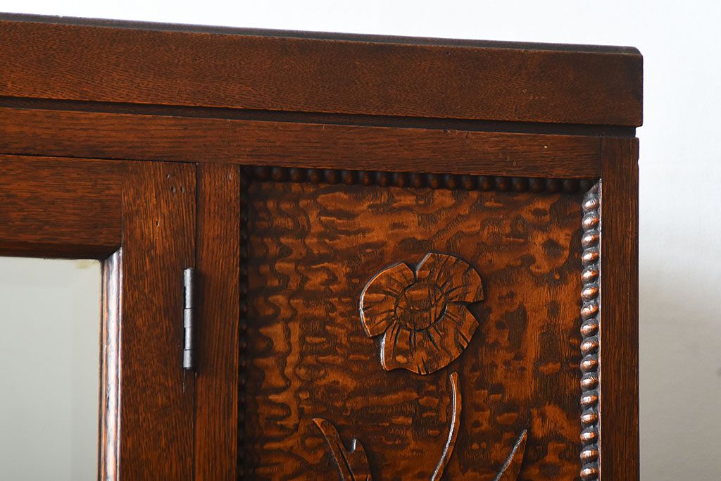 アンティーク家具　和製アンティーク　古い木製の彫刻が上品なワードローブ