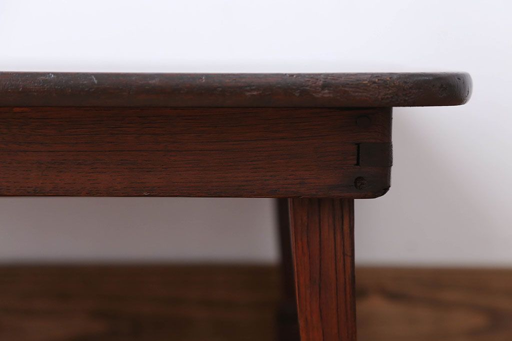 レトロ家具　昭和レトロ　天板栓材一枚板の脚のデザインがかわいい角ちゃぶ台