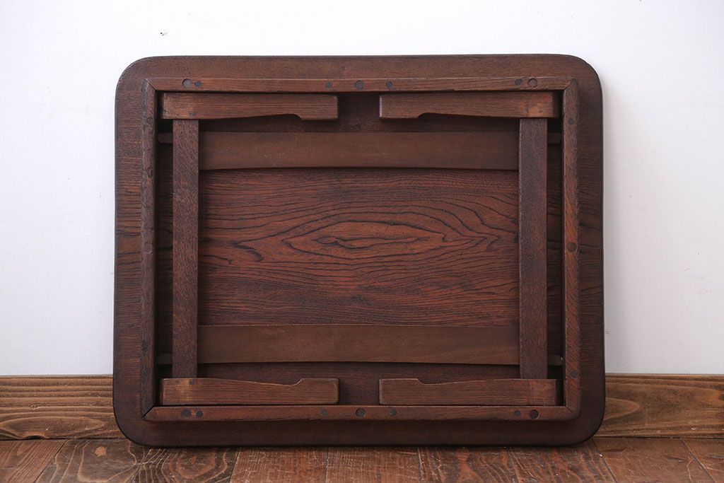 レトロ家具　昭和レトロ　天板栓材一枚板の脚のデザインがかわいい角ちゃぶ台