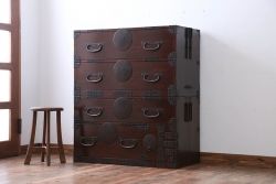 アンティーク家具　古民具・骨董　大きな金具がモダンなアンティーク重ね衣装箪笥