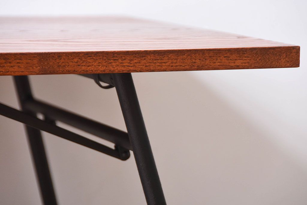 アンティーク家具　アンティーク　個性的な鉄脚がモダンなセンターテーブル(座卓・作業台)