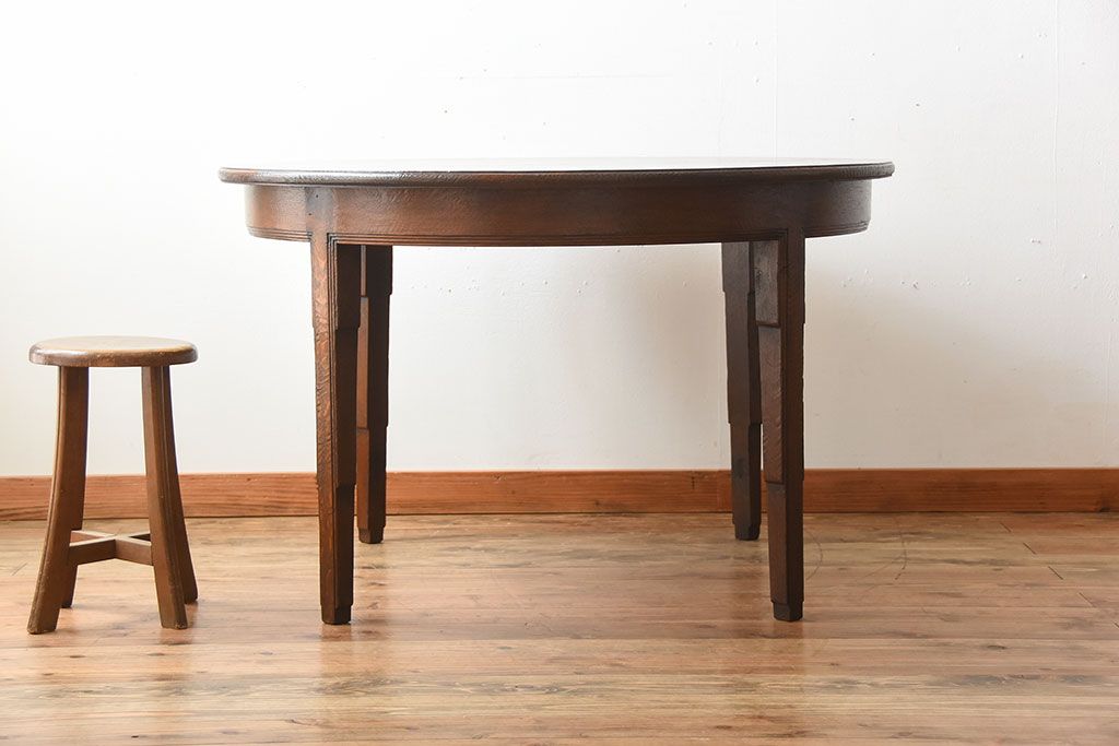 ヴィンテージ家具　イギリスビンテージ　おしゃれなオーク材のラウンドダイニングテーブル
