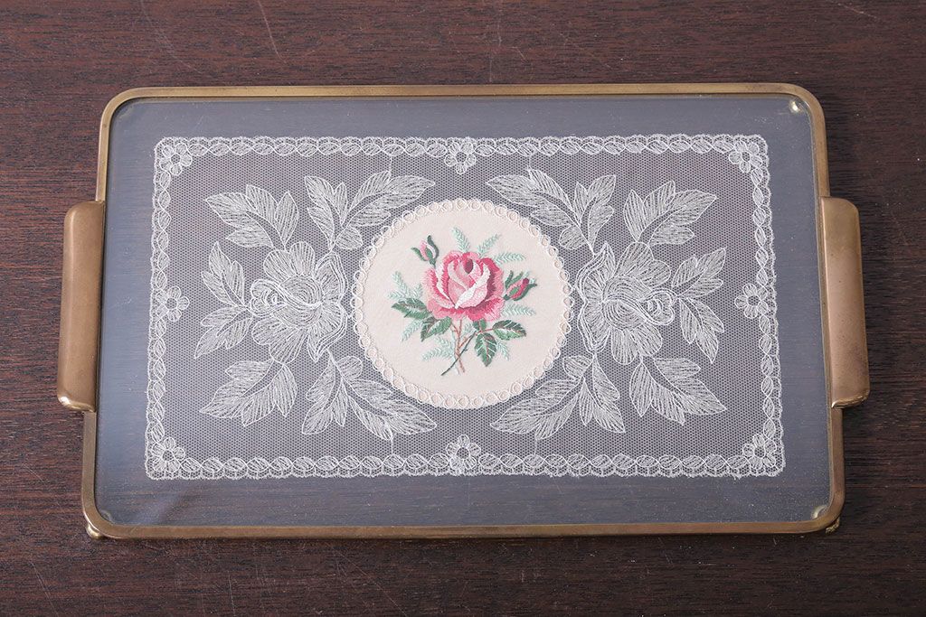 アンティーク雑貨　イギリスアンティーク　バラの刺繍のガラストレー