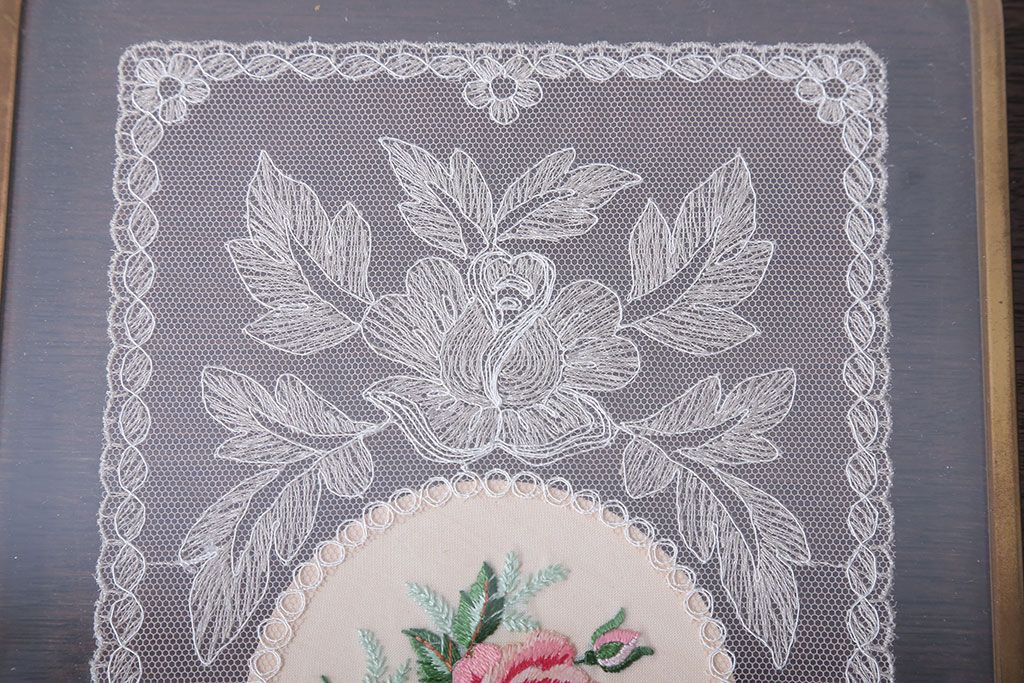 アンティーク雑貨　イギリスアンティーク　バラの刺繍のガラストレー