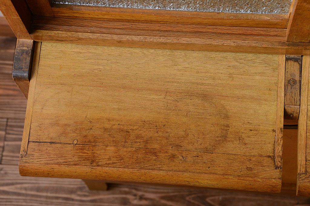 レトロ家具　昭和レトロ　ダイヤガラス入り!古い木製の脚付き食器棚(カップボード)