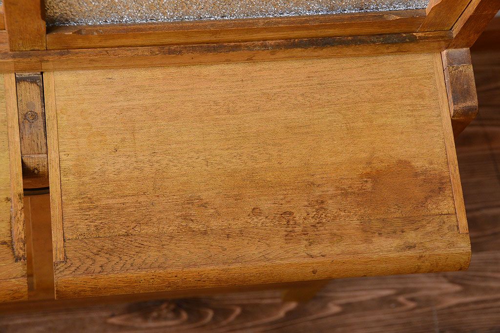 レトロ家具　昭和レトロ　ダイヤガラス入り!古い木製の脚付き食器棚(カップボード)