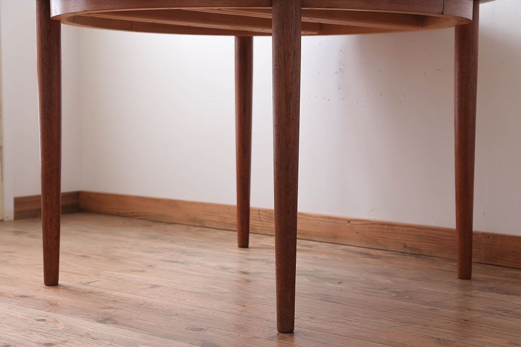 ヴィンテージ家具　北欧ビンテージ　チーク材のラウンドダイニングテーブル
