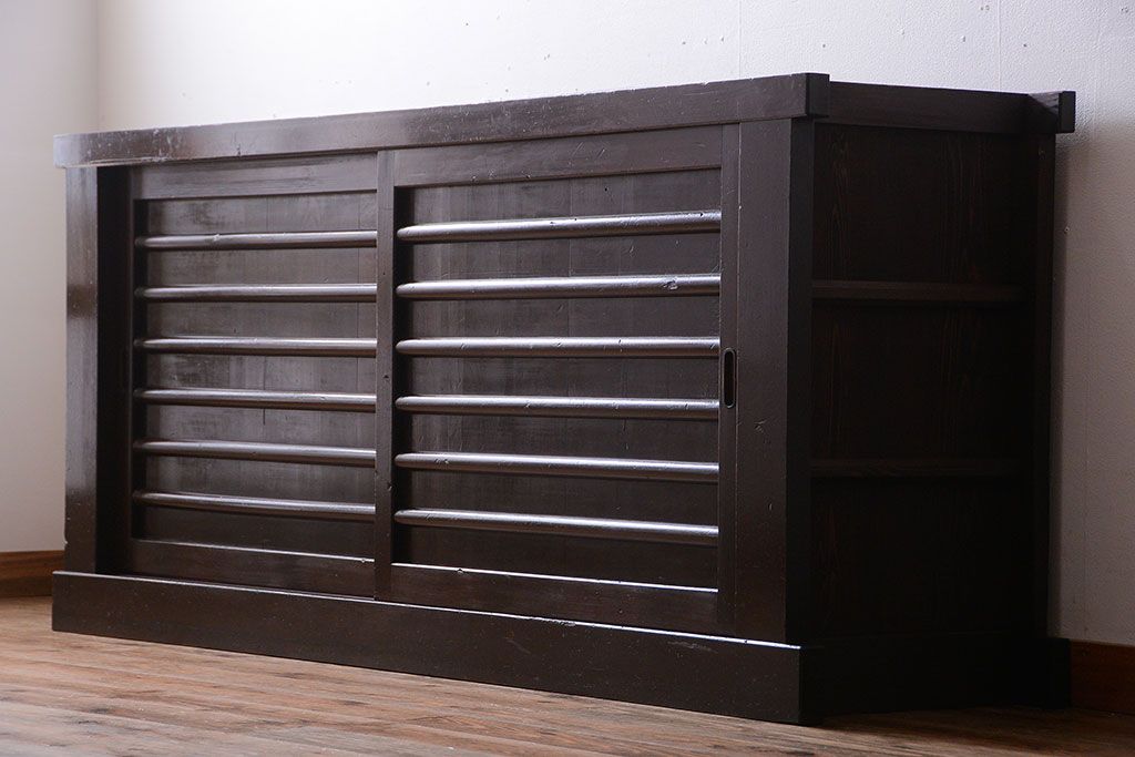 アンティーク家具　古民具・骨董　六尺　横桟戸の古い高級水屋箪笥ローボード(リビングボード、テレビボード、テレビ台、キャビネット、収納棚)