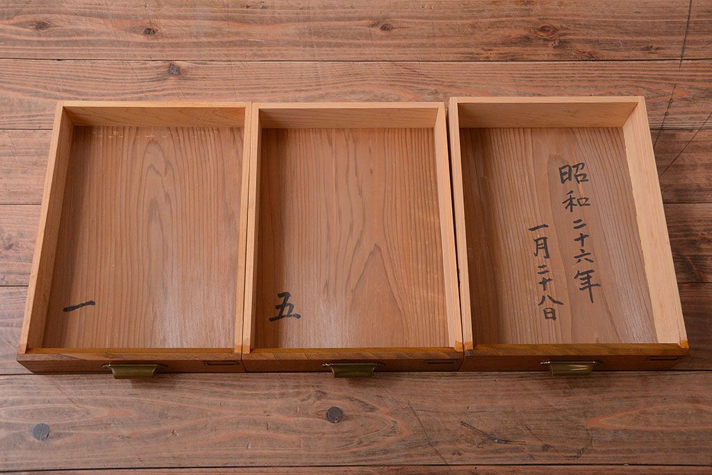 アンティーク家具　和製アンティーク　ネームプレート付き!古い栗材の高級小引き出し
