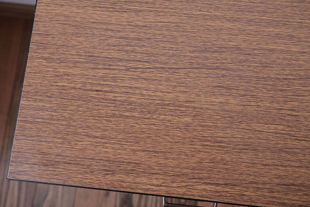 ヴィンテージ家具　イギリスビンテージ　ミッドセンチュリースタイル　おしゃれなリビングボード