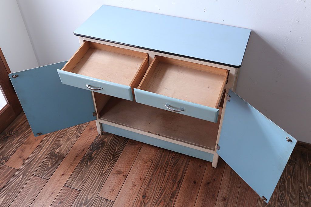 ヴィンテージ家具　 イギリスビンテージ　レトロでかわいいキッチンキャビネット(サイドボード)